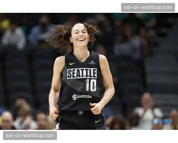 中场活动:WNBA传奇球星苏·伯德为印第安纳狂热主场新雕像揭幕 中场活动:WNBA传奇球星苏·伯德为印第安纳狂热主场新雕像揭幕