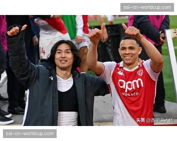 日本国脚南野拓实现身摩纳哥主场，球迷齐声表达支持